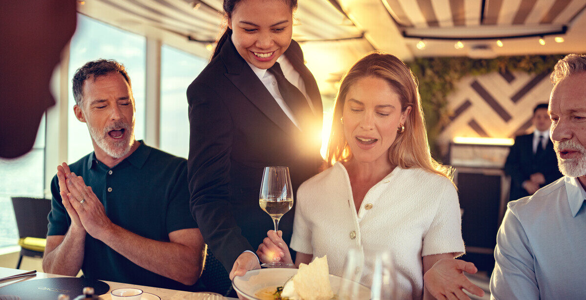 11442 NH Cunard Queen Anne Panorama Al Fresco Dining 29296 Colour e1774957691532